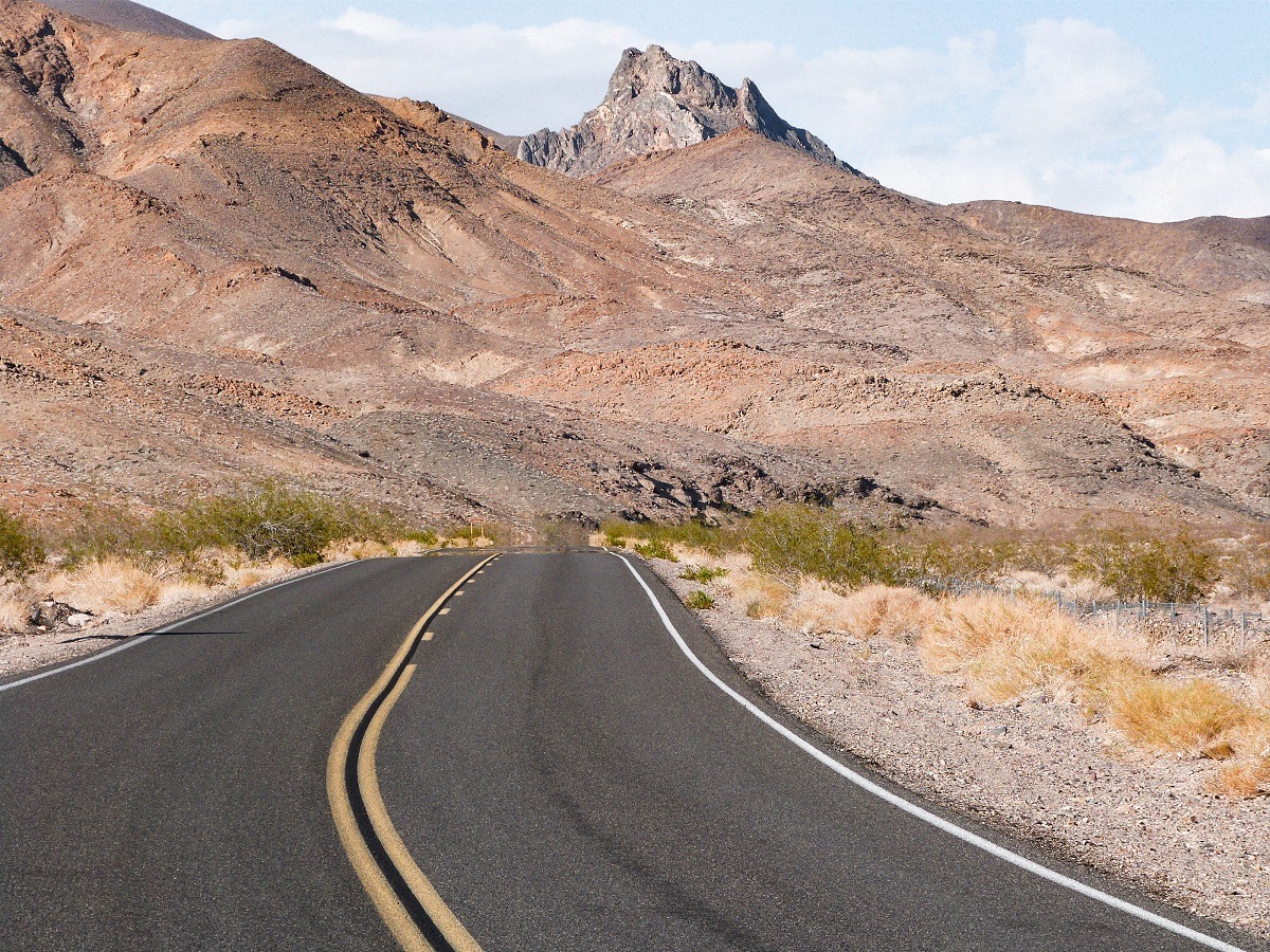 Une route d'accès à la Vallée de la Mort en Californie