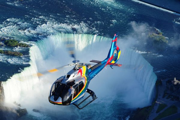 Hélicoptère aux chutes du Niagara