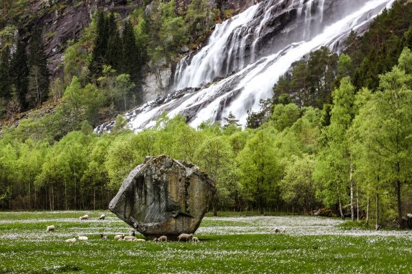 La cascade de Vidfossen près d'Odda