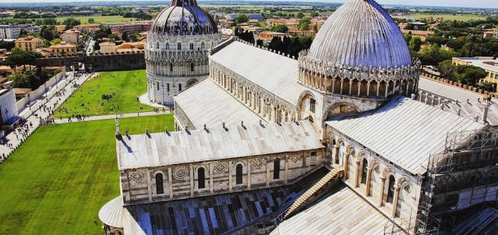 Visiter Pise : la vue sur la Piazza del Duomo depuis la tour de Pise