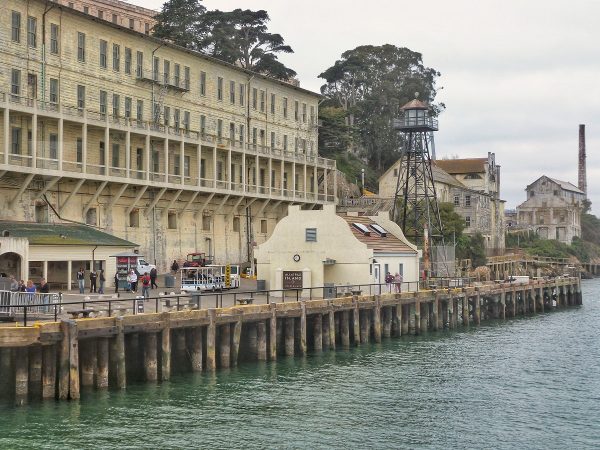 L'arrivée sur l'île d'Alcatraz depuis le ferry