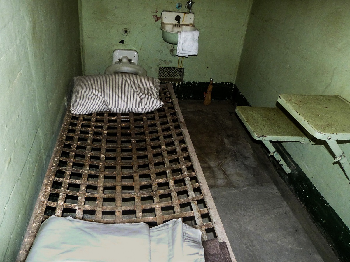 Камера гроб для осужденных. Тюрьма Алькатрас камеры. Тюрьма строгого режима Алькатрас.. Карцер ШИЗО. Кровать в тюрьме.