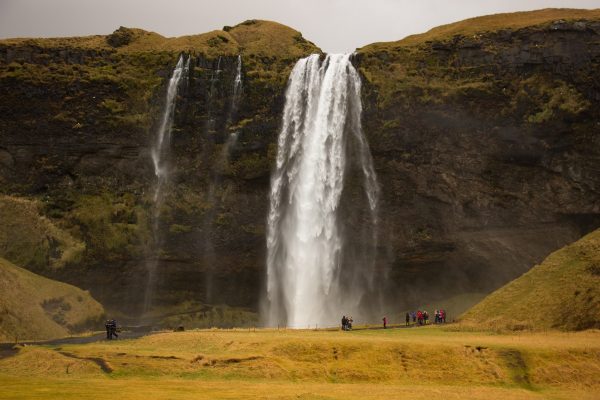 La cascade de Seljalandsfoss dans le sud de l'Islande