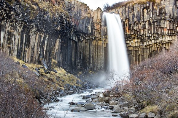 La belle cascade de Svartifoss dans le sud de l'Islande