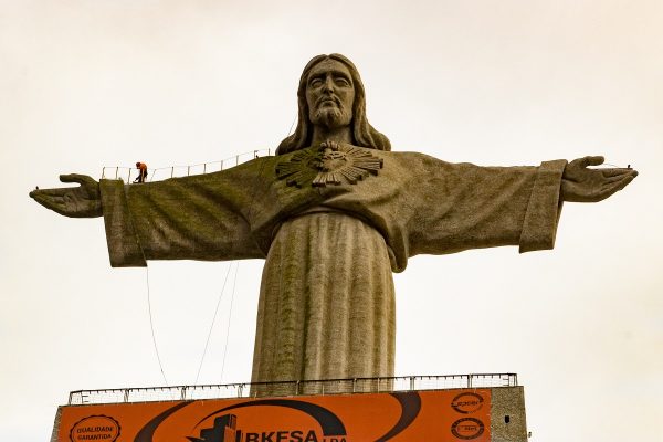 Le Cristo Rei, bras ouverts, qui fait face à Lisbonne.