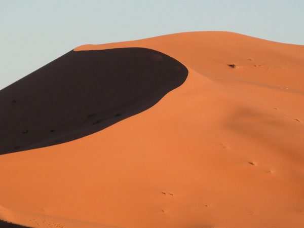 Une grande dune dans le désert au Maroc