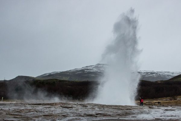 Le geyser de Strokkur lors d'une éruption