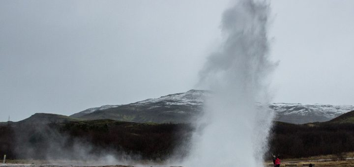 Le geyser de Strokkur lors d'une éruption