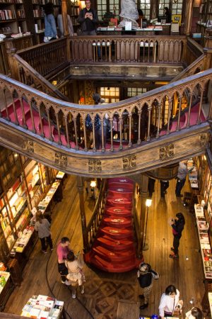 L'intérieur de la librairie Lello à Porto