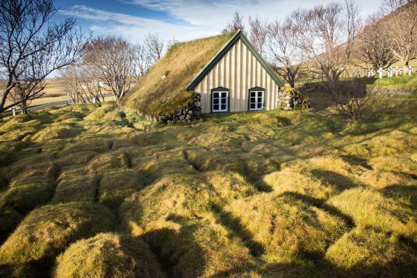Un voyage en Islande passe également par la découverte des turf house (ou turh church ici)