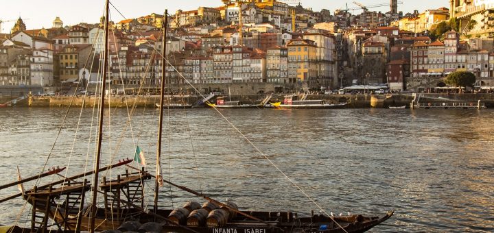Vue sur Porto au coucher du soleil depuis la rive Sud