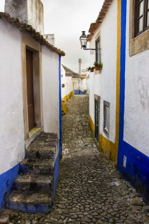Une des nombreuses petites ruelles d'Obidos, toujours bordé de jaune et bleu