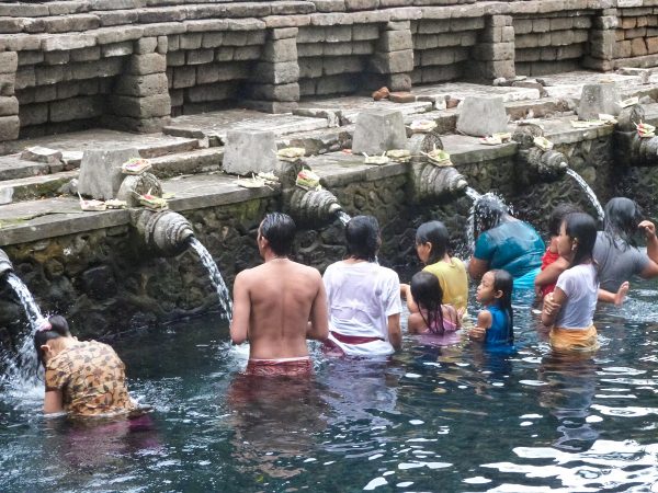 Le temple de Tirta Empul où les balinais viennent se purifier