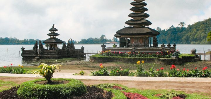 Mes 7 temples incontournables à Bali : ici le temple Ulun Danu