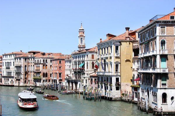 Le Grand Canal de Venise sur lequel on peut emprunter le vaporetto
