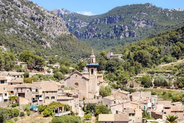 Un point de vue dans le village de Valldemossa à Majorque