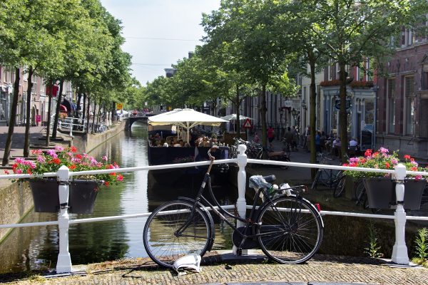 L'un des canaux de Delft aux Pays-Bas