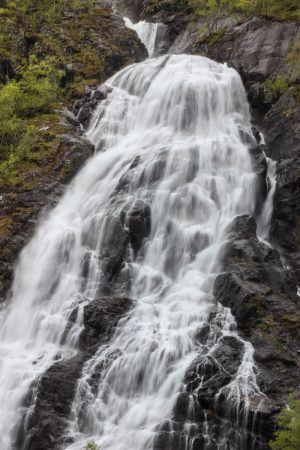 La cascade d'Espelandsfossen près d'Odda en Norvège