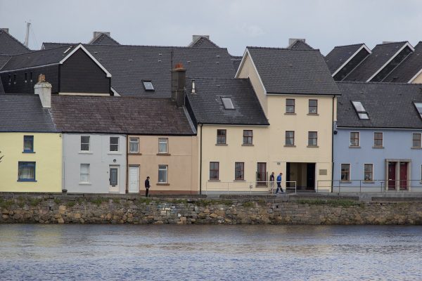 Les maisons colorées le long du Corrib à Galway