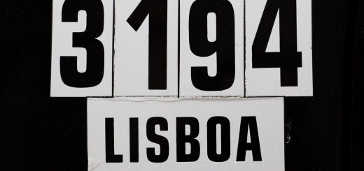 Une plaque de taxi à Lisbonne