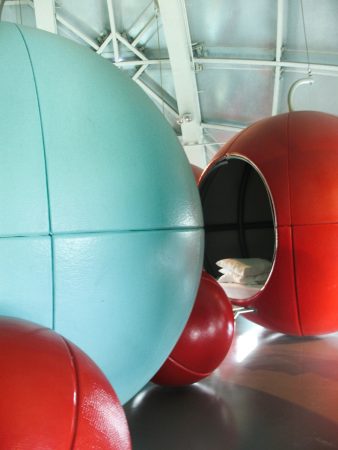 De petites sphères colorées à l'intérieur de l'Atomium