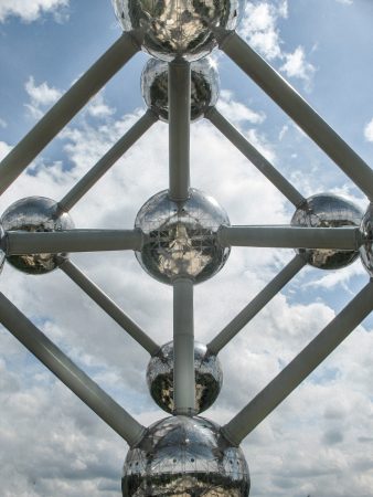 Les sphères de l'Atomium de Bruxelles, vues du dessous