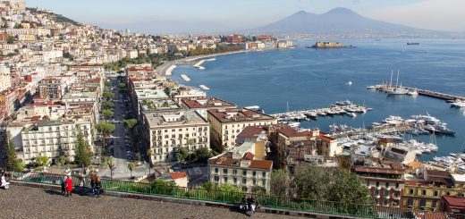 Visiter Naples passe par ses beaux panoramas sur la baie et le Vésuve