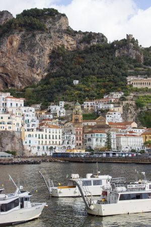 Vue sur Amalfi depuis son port