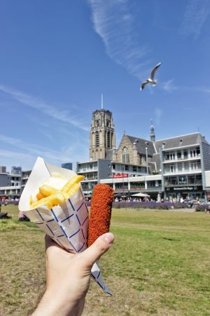Le repas classique "sur le pouce" à Rotterdam : un cornet de frite, une sauce, et une croquette !