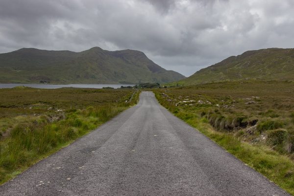 Petite route dans la région du Connemara