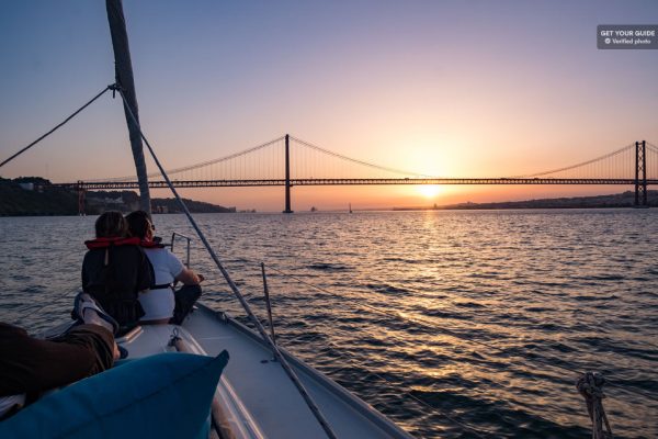 Coucher de soleil sur Lisbonne depuis un catamaran