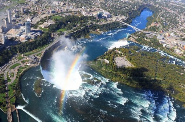 La chute du Horseshoe à Niagara vue depuis l'hélicoptère