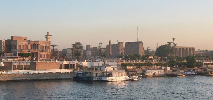 Le temple de Louxor vu depuis le bateau de croisière sur le Nil