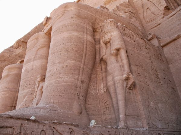 Jambes de l'une des statues du temple d'Abou Simbel