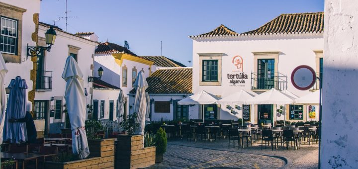 Petite place dans la vieille ville de Faro