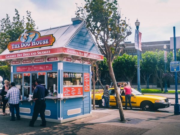 Prendre un hot-dog à San Francisco