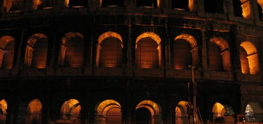 Le Colisée de Rome éclairé de nuit