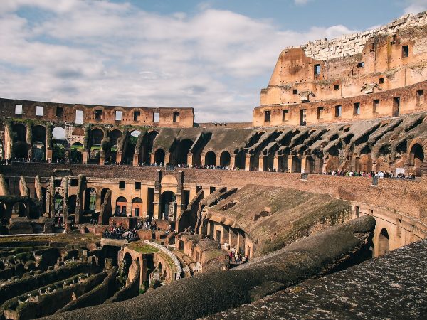 Dans les gradins du Colisée de Rome
