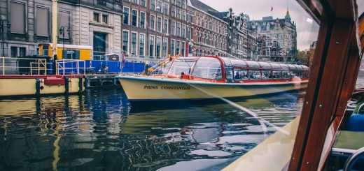 Dans un bateau de croisière sur les canaux d'Amsterdam