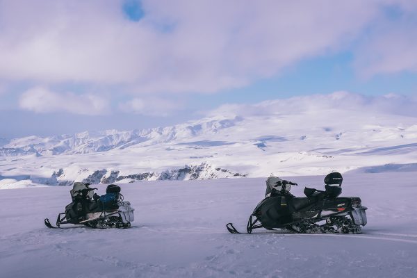 Motoneige sur le glacier près de Vik