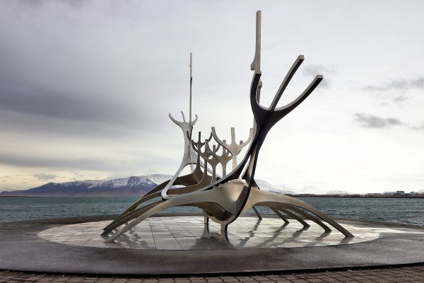 sculpture du voyageur du soleil à Reykjavik