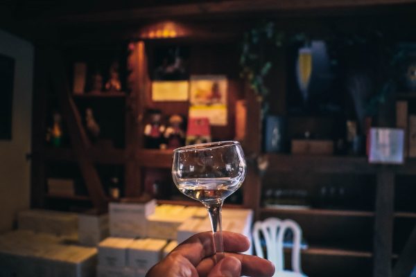 Dégustation de vin dans une cave en Alsace