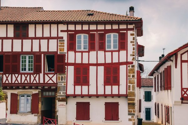 Colombages sur les maisons du Pays Basque