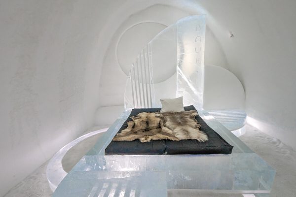 Intérieur d'une chambre de glace où dormir en Laponie