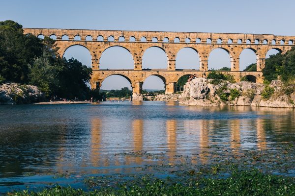 Pont du Gard avec reflets dans l'eau