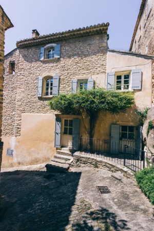 Une ruelle à Gordes en Provence