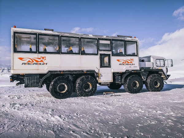 Bus tout terrain pour l'accès au motoneige en Islande
