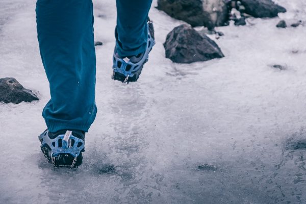 Crampons pour marcher sur la glace en Islande