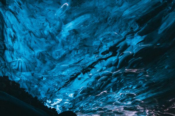 Couleurs dans une grotte bleue en Islande