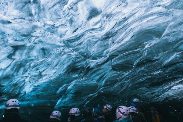 Casques dans une grotte de cristal en Islande